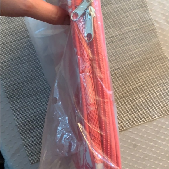 NIB Coral and White Quatrefoil Softside Lunchbox - Picture 3 of 3